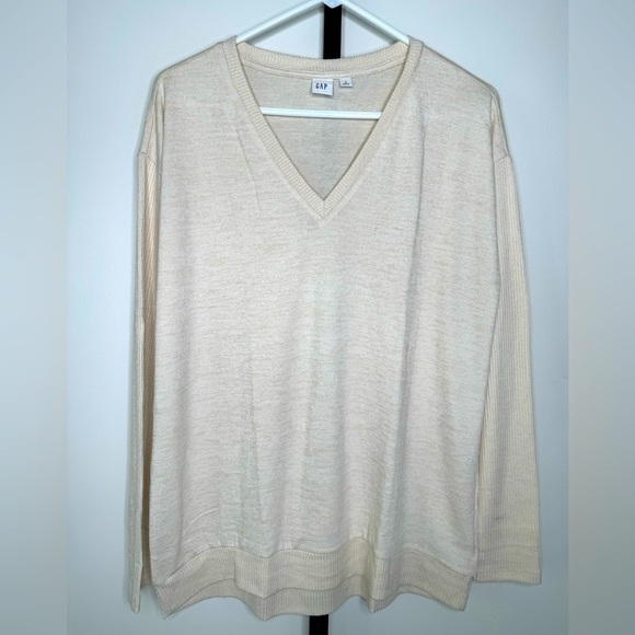 GAP Women's V-Neck Sweater - Picture 1 of 3